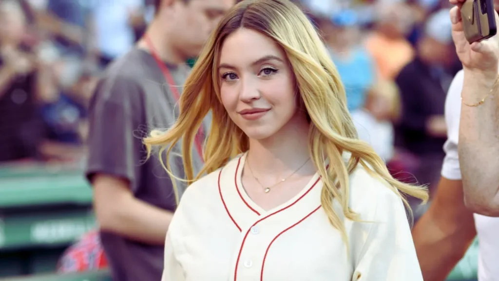 Sydney Sweeney net worth by biomaxs.com