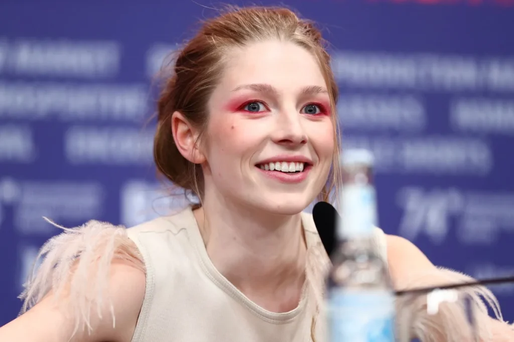 hunter schafer height by biomaxs.com
